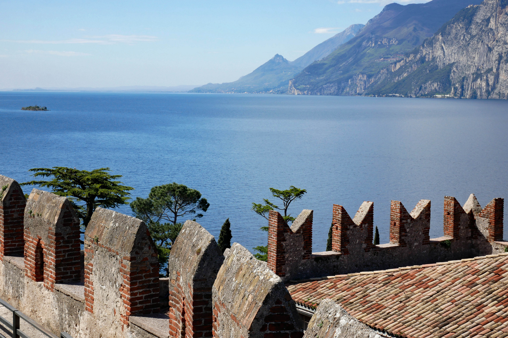 Blick auf den Gardasee über die Zinnen der Burg von Malcesine