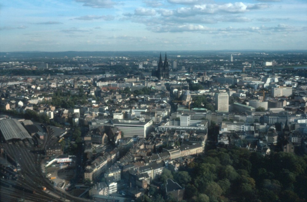 Blick auf den Gbf Köln-Gereon links und Dom