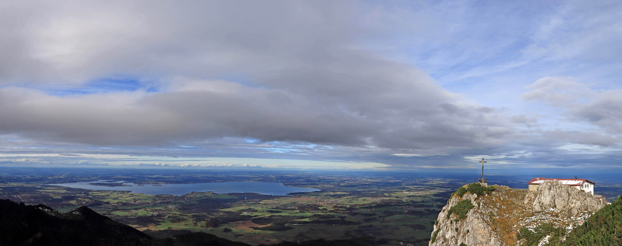 Blick auf den Gipfel des Hochfelln und den Chiemsee