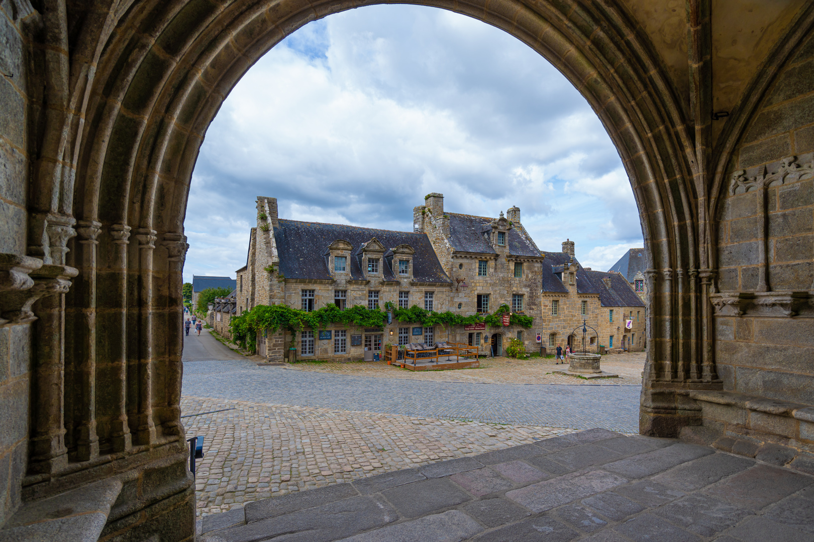 Blick auf den großen Platz von Locronan 