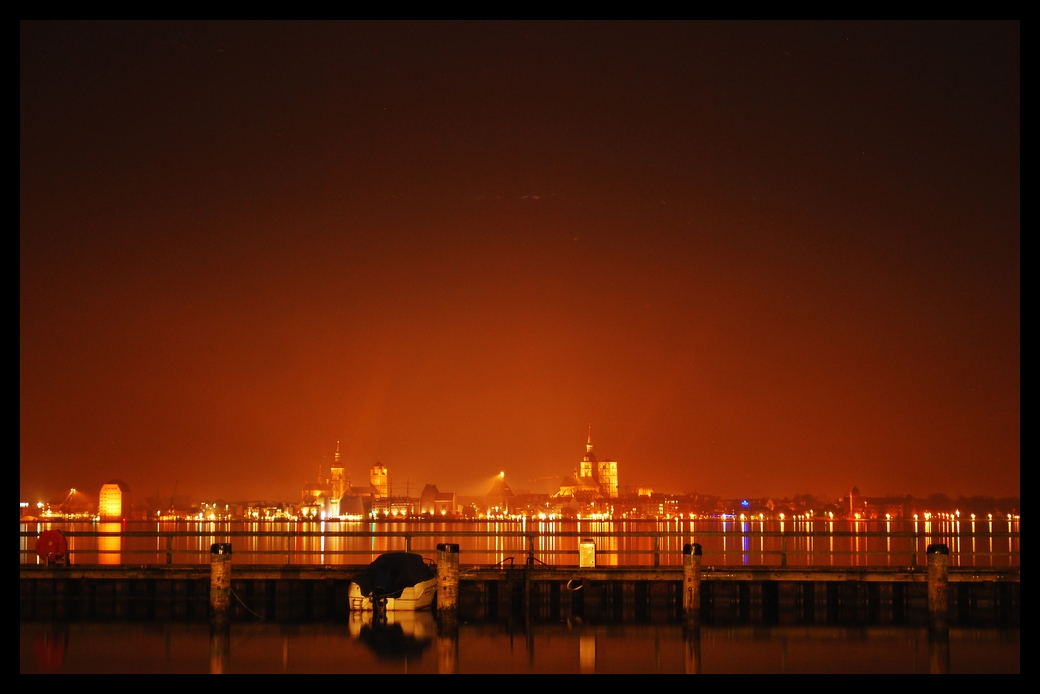 Blick auf den Hafen der Hansestadt Stralsund bei Nacht