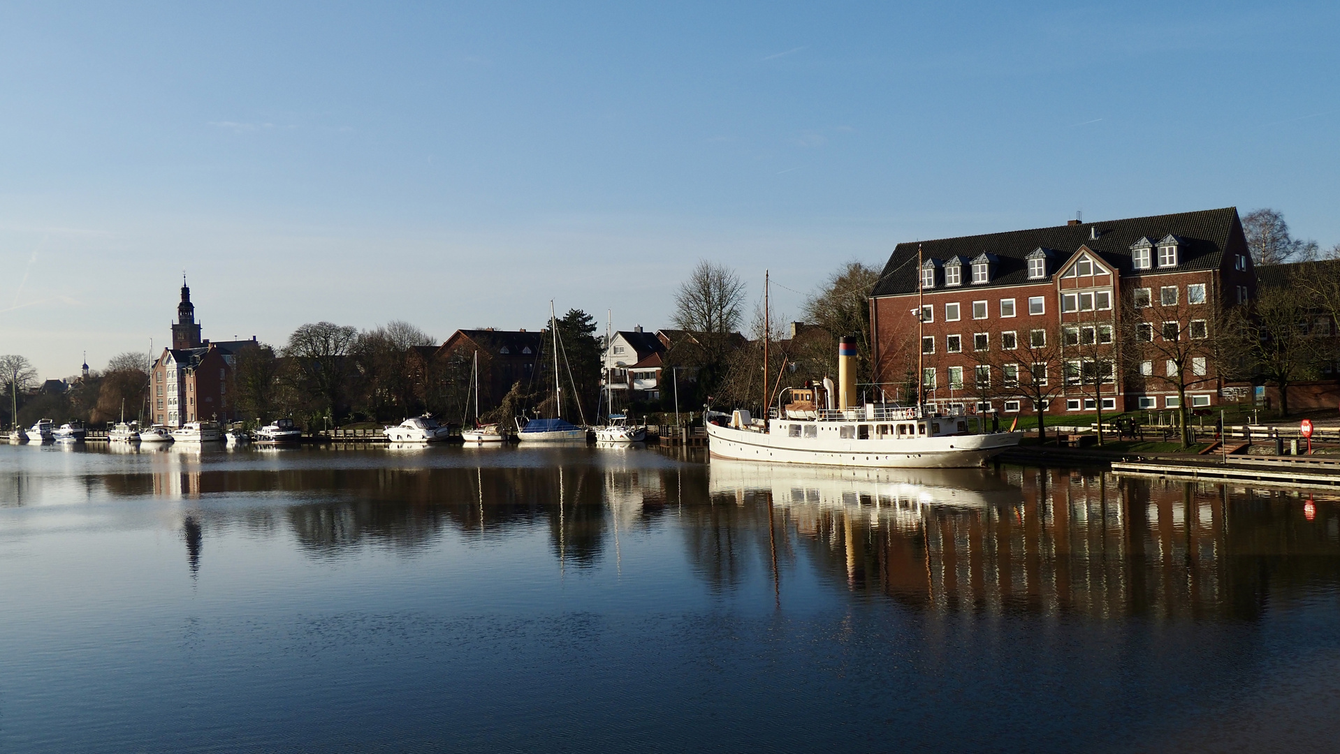 ~ Blick auf den Hafen in Leer ~