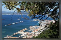 BLICK AUF DEN HAFEN VON GIBRALTAR