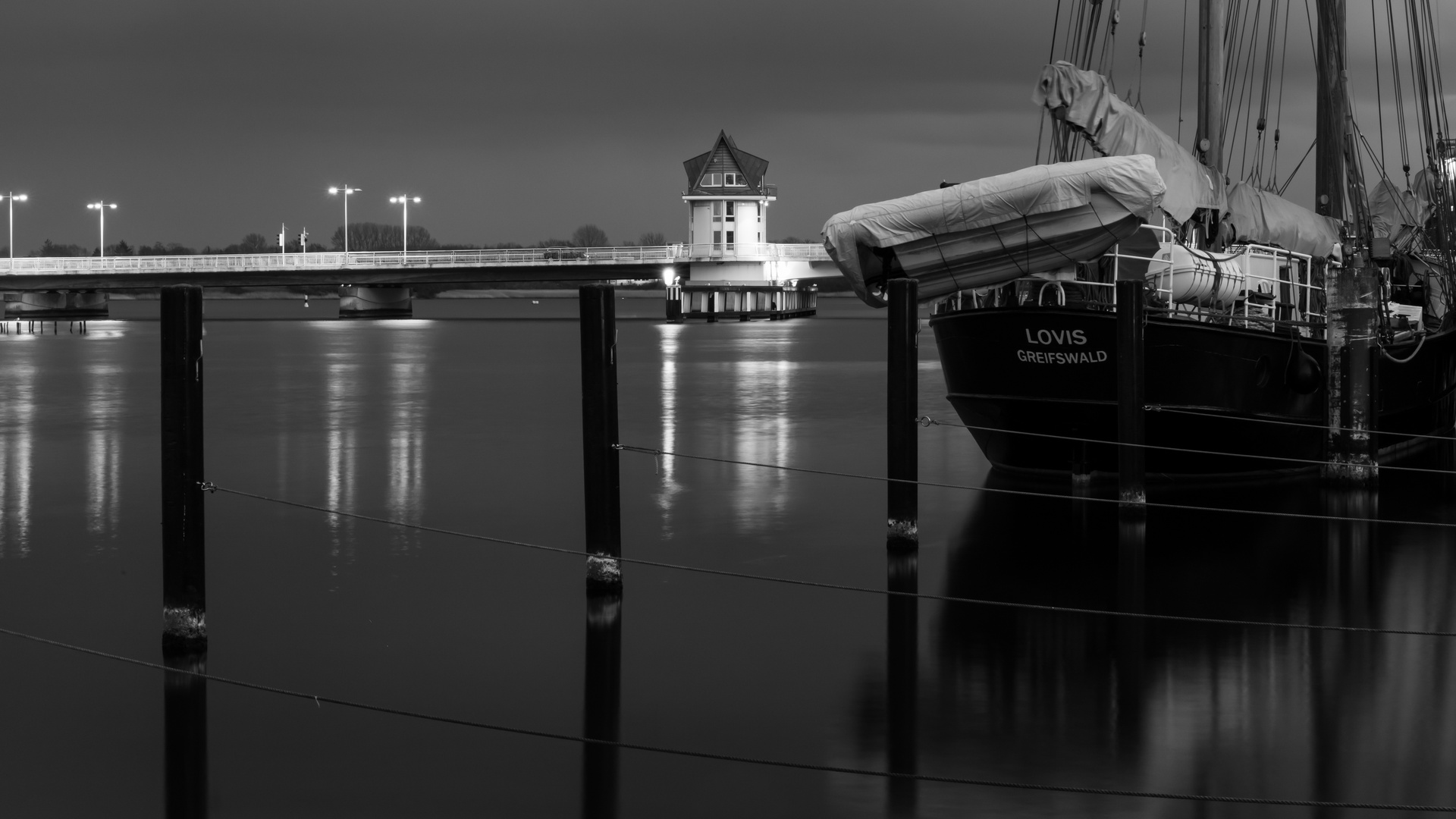 Blick auf den Hafen von Kappeln und die Klappbrücke über die Schlei bei Nacht