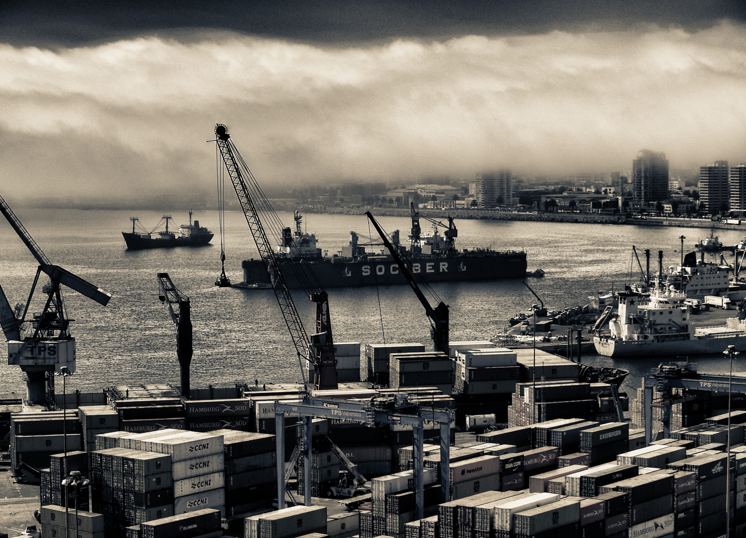 blick auf den hafen von valparaiso .