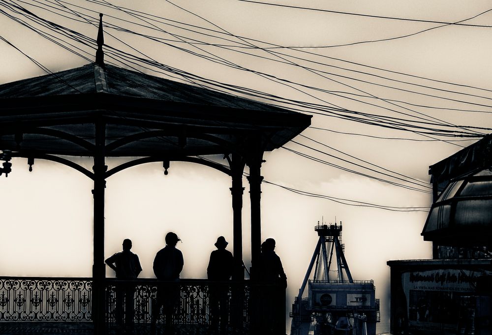 blick auf den hafen von valparaiso ..