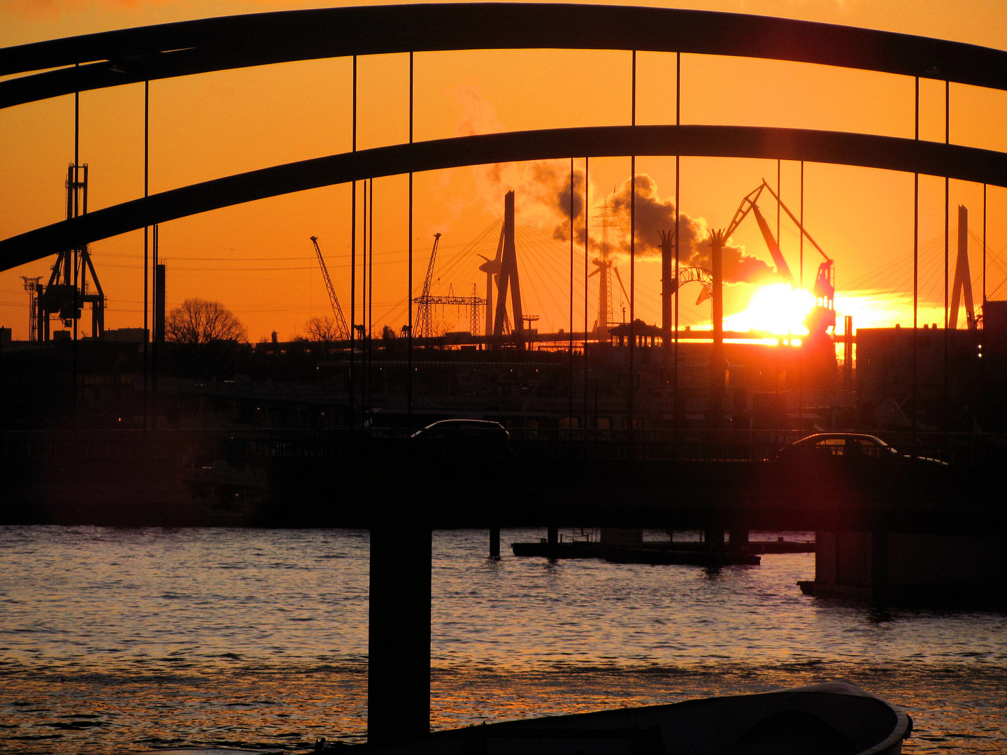 Blick auf den Hamburger Hafen in der Abendsonne