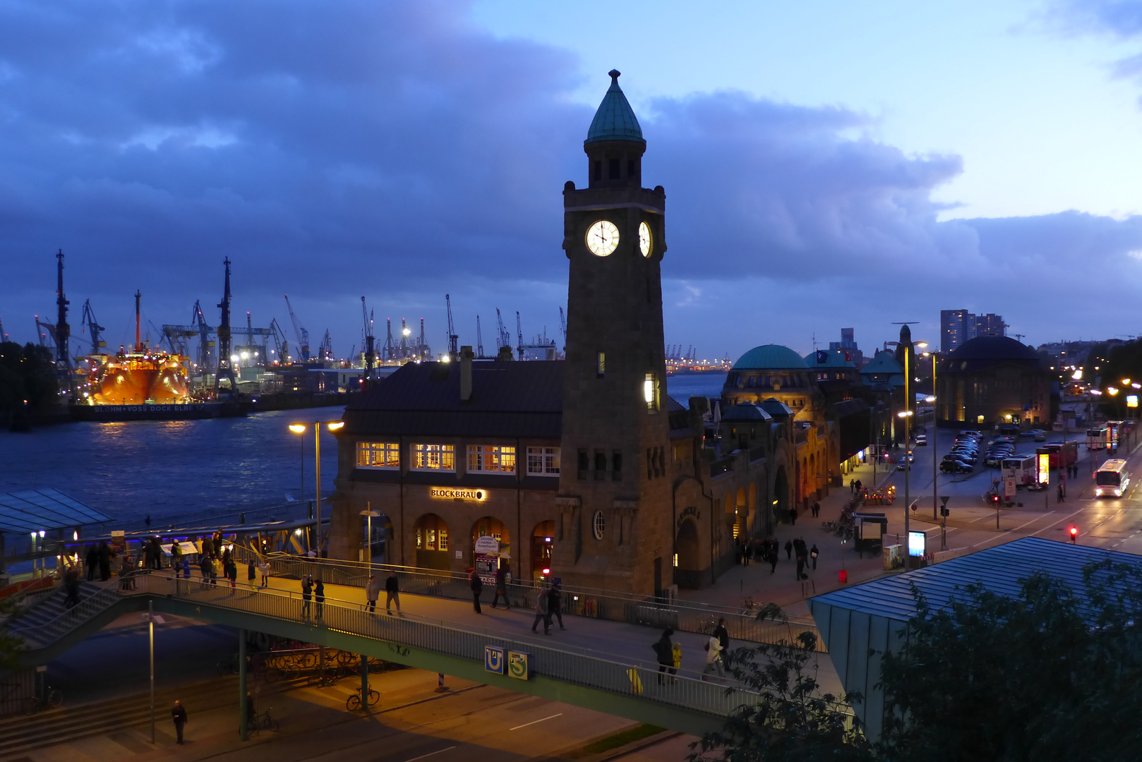 BLICK AUF DEN HAMBURGER HAFEN MAI 2013