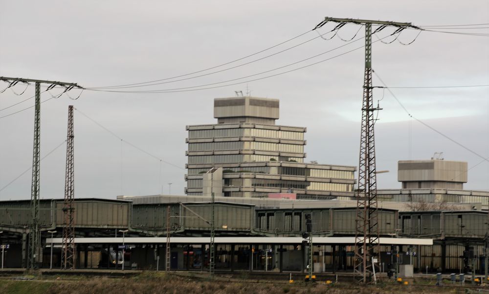 Blick auf den Hauptbahnhof Duisburg ...