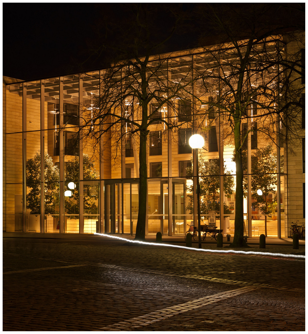 Blick auf den Haupteingang der Bezirkregierung in Münster bei Nacht