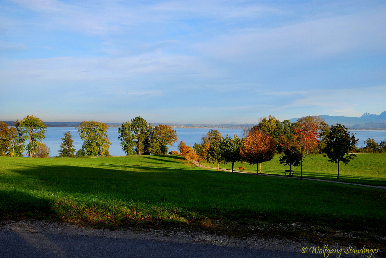 Blick auf den herbstlichen Chiemsee