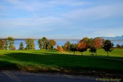 Blick auf den herbstlichen Chiemsee