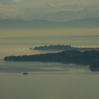 Blick auf den im Nebel liegenden Bodensee,