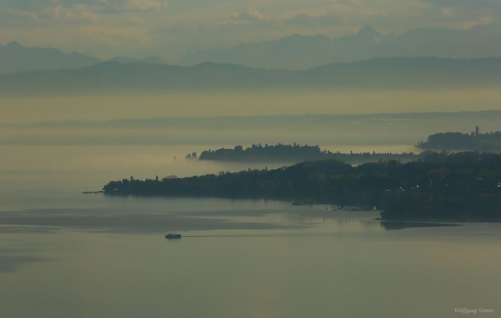 Blick auf den im Nebel liegenden Bodensee,