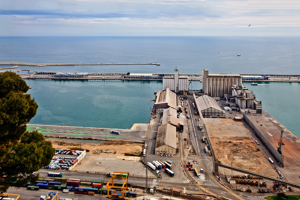 Blick auf den Industriehafen Barcelona