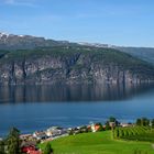 Blick auf den Innvikfjord und die Ortschaft Utvik