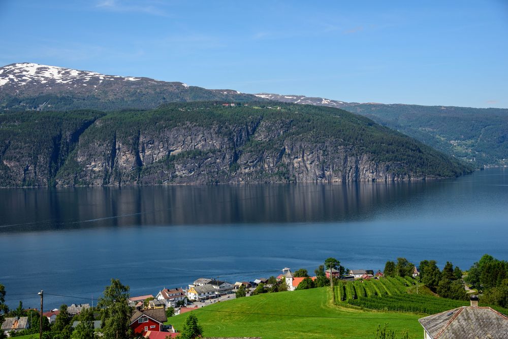 Blick auf den Innvikfjord und die Ortschaft Utvik