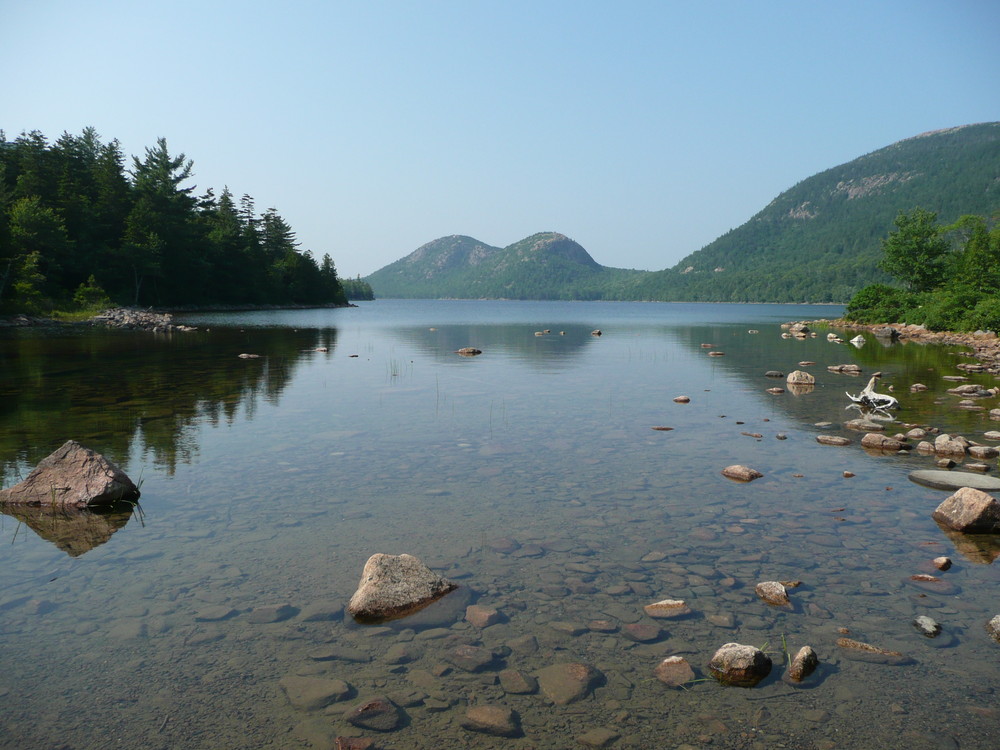 Blick auf den Jordan Pond im Nationalpark Acadia bei Bar Harbor, Atlantikküste Nordost-USA