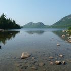 Blick auf den Jordan Pond im Nationalpark Acadia bei Bar Harbor, Atlantikküste Nordost-USA