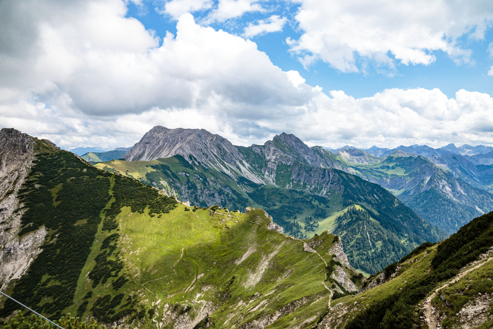 Blick auf den Jubiläumsweg in den Allgäuer Alpen