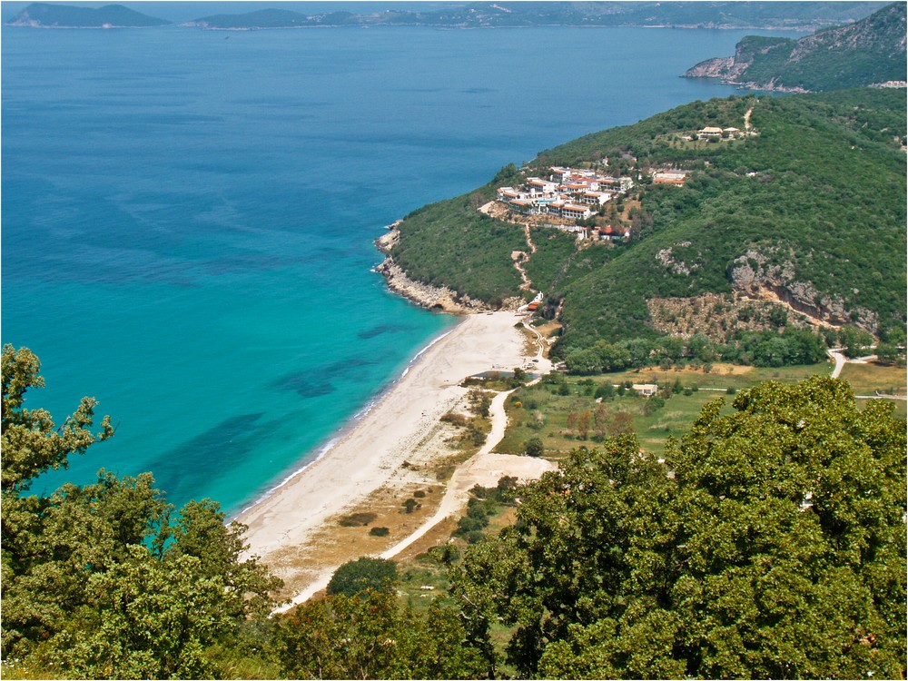 Blick auf den Karavostasi Strand ...