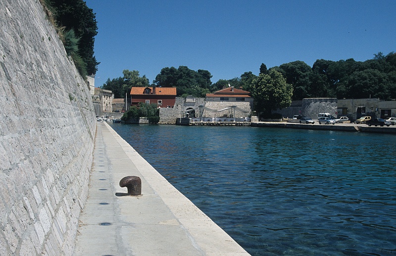 Blick auf den kleinen Hafen von Zadar