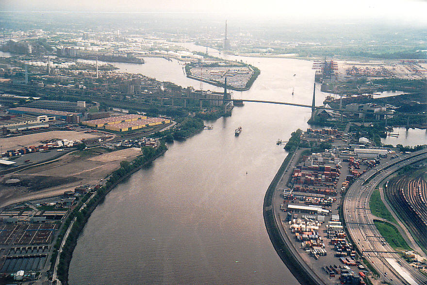 Blick auf den Köhlbrand und Brücke