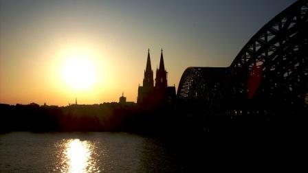 Blick auf den Kölner Dom bei Sonnenuntergang 1