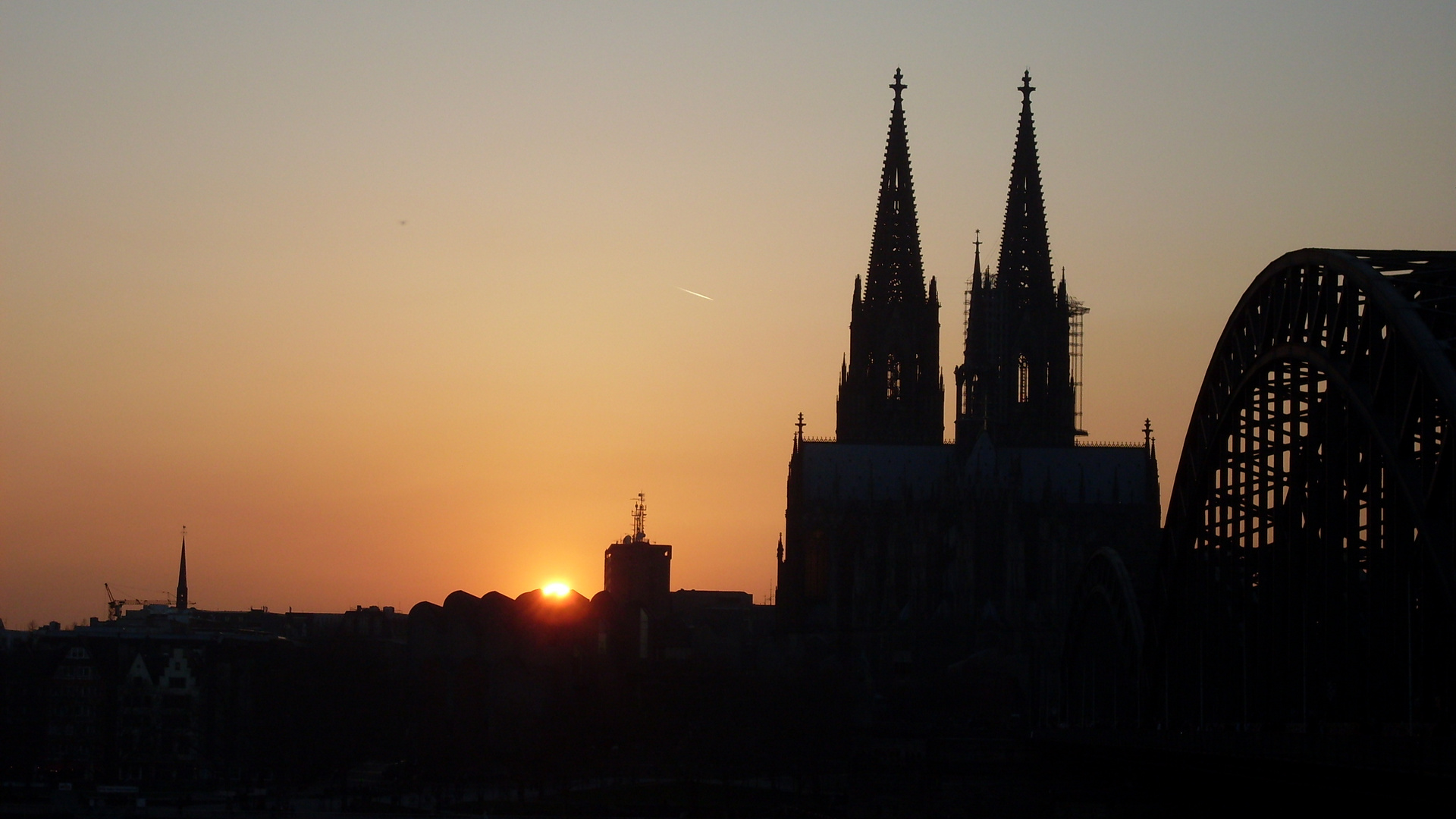 Blick auf den Kölner Dom bei Sonnenuntergang