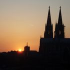 Blick auf den Kölner Dom bei Sonnenuntergang