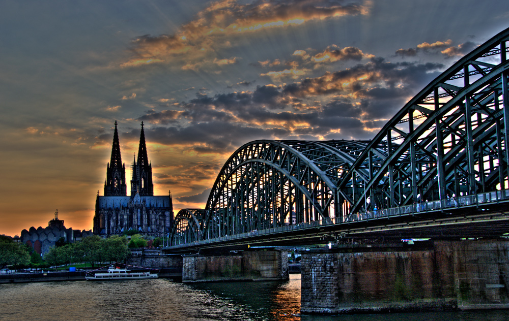 Blick auf den Kölner Dom in der Nacht