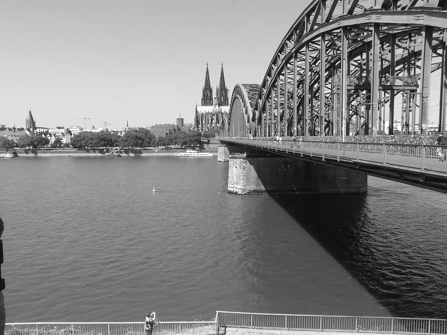 Blick auf den Kölner Dom (parallel daneben die Hohenzollernbrücke)