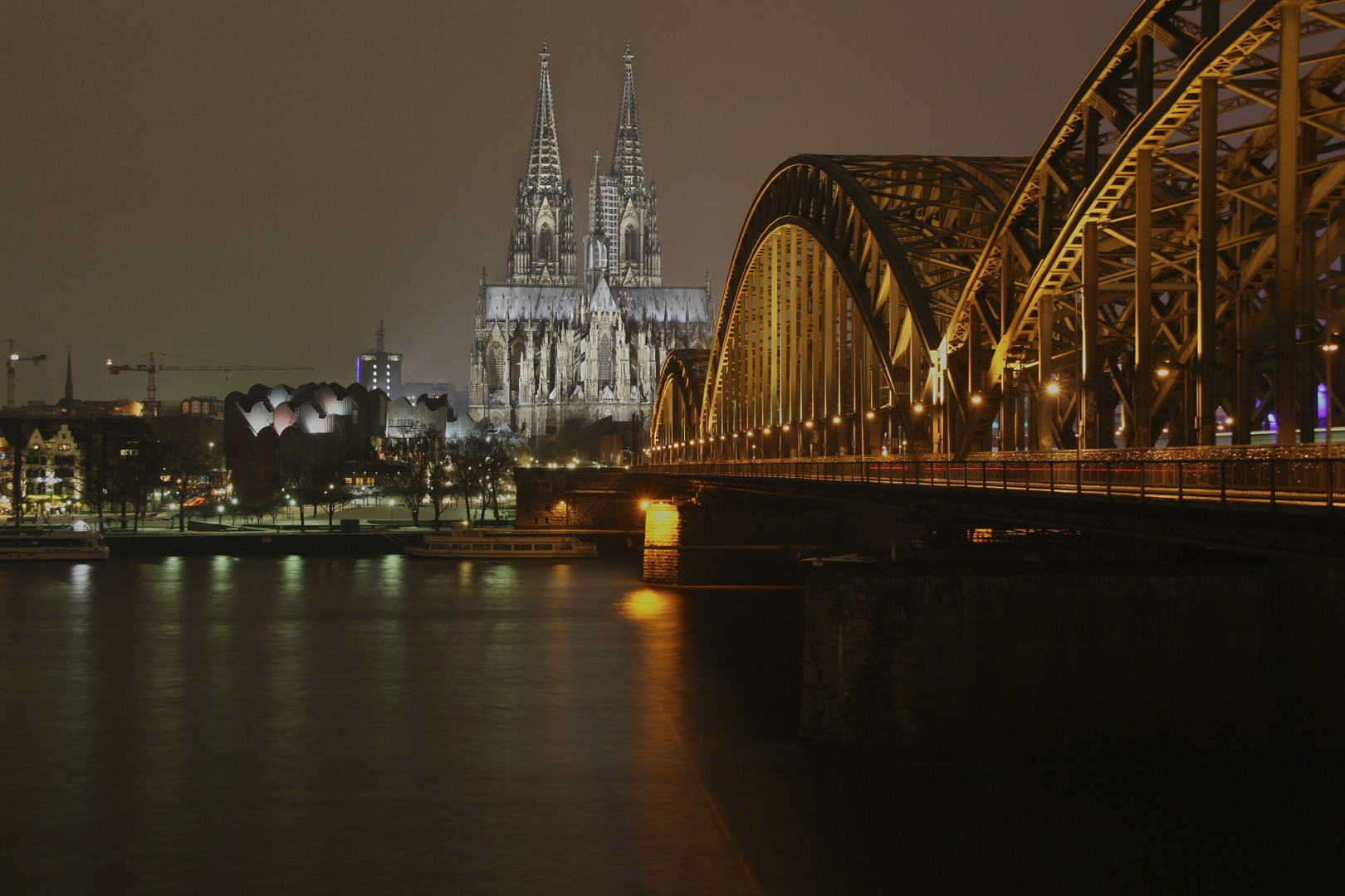 Blick auf den Kölner Dom und die Hohenzollern-Brücke im Winter bei Nacht