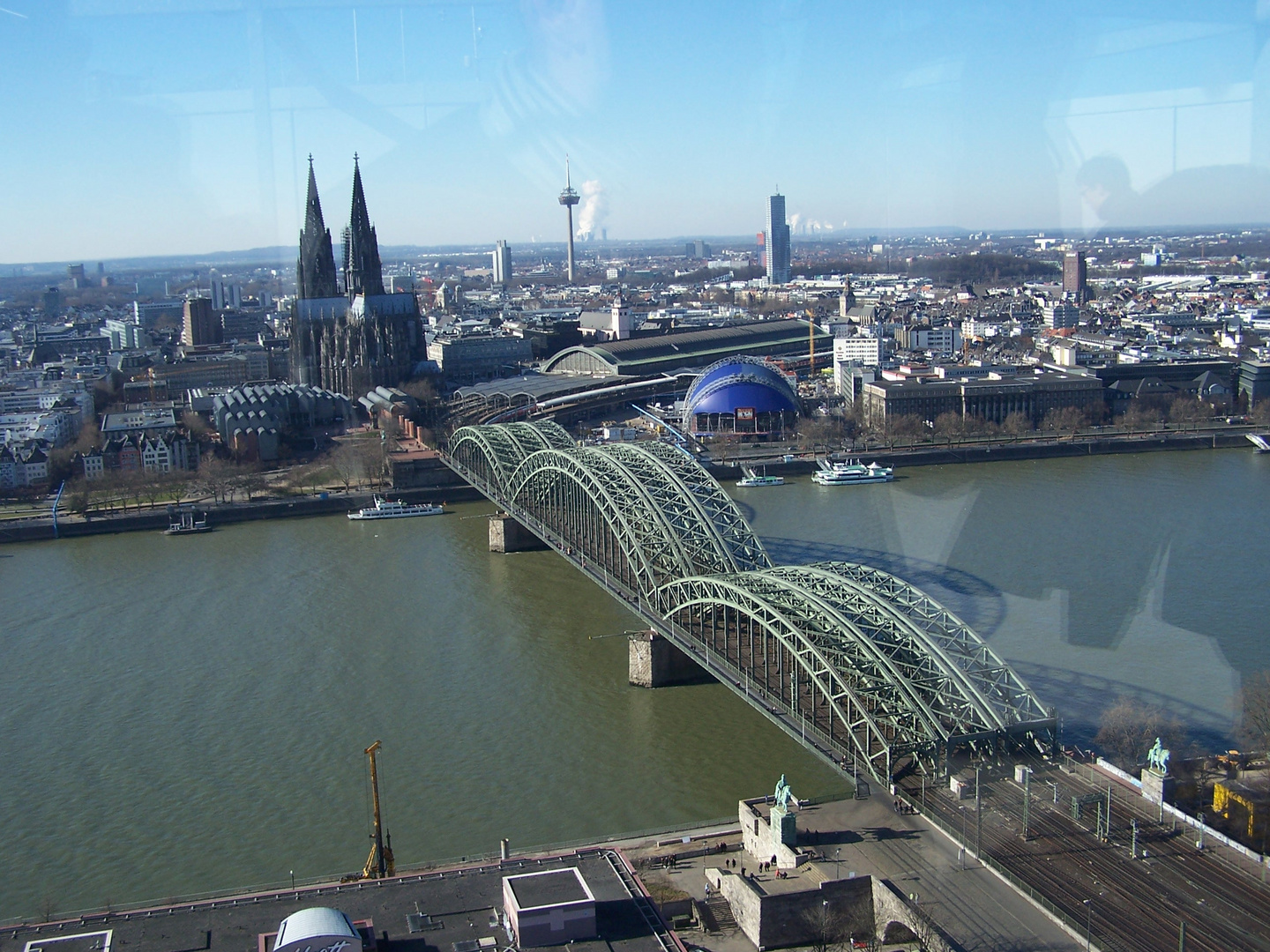 Blick auf den Kölner Dom und über die Grenzen.