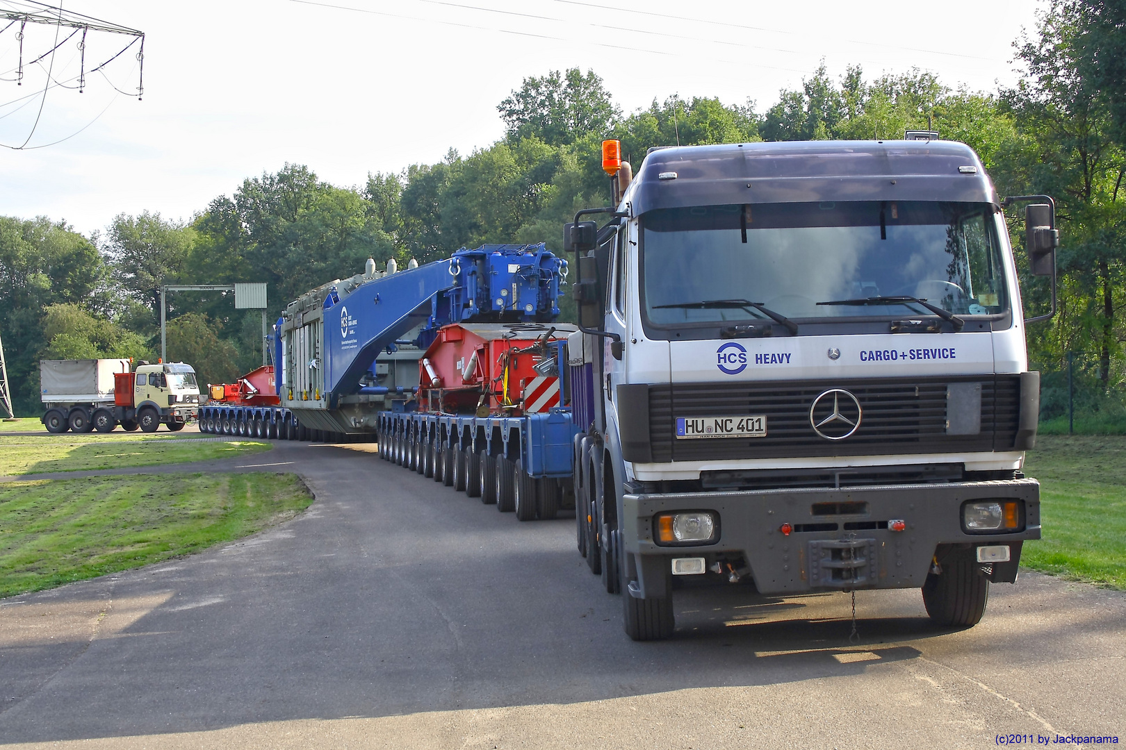 Blick auf den kompletten Schwertransport (81 Meter lang und 600 Tonnen schwer)