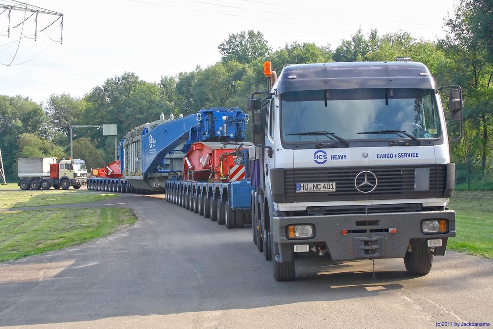 Blick auf den kompletten Schwertransport (81 Meter lang und 600 Tonnen schwer)