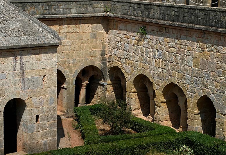 Blick auf den Kreuzgang mit Brunnenhaus im Abbaye le Thoronet