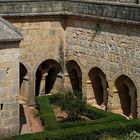 Blick auf den Kreuzgang mit Brunnenhaus im Abbaye le Thoronet