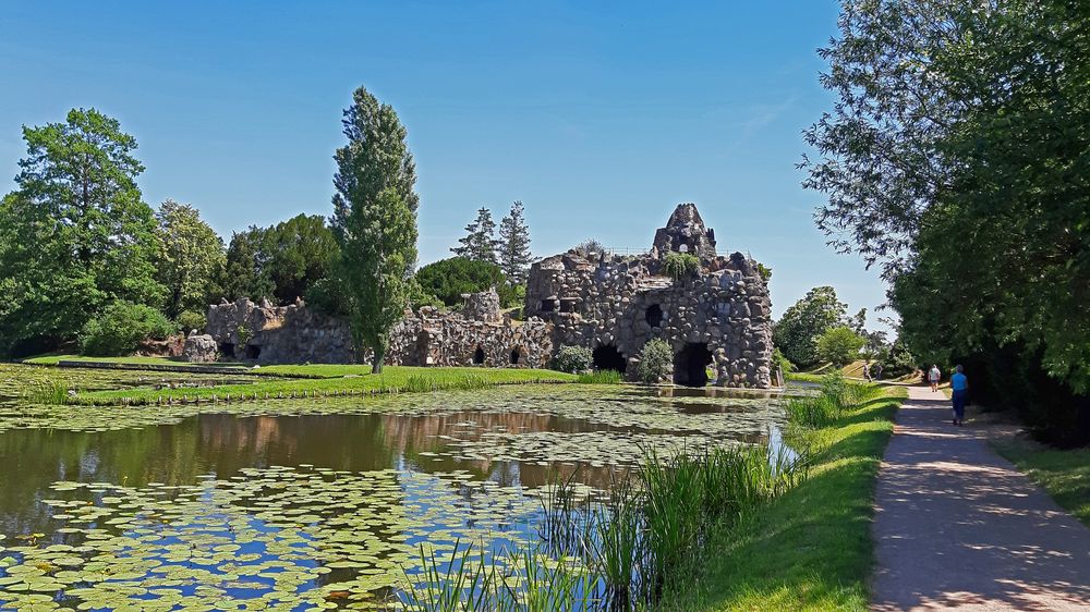 Blick auf den künstlichen Vulkan im WörlitzerPark Foto