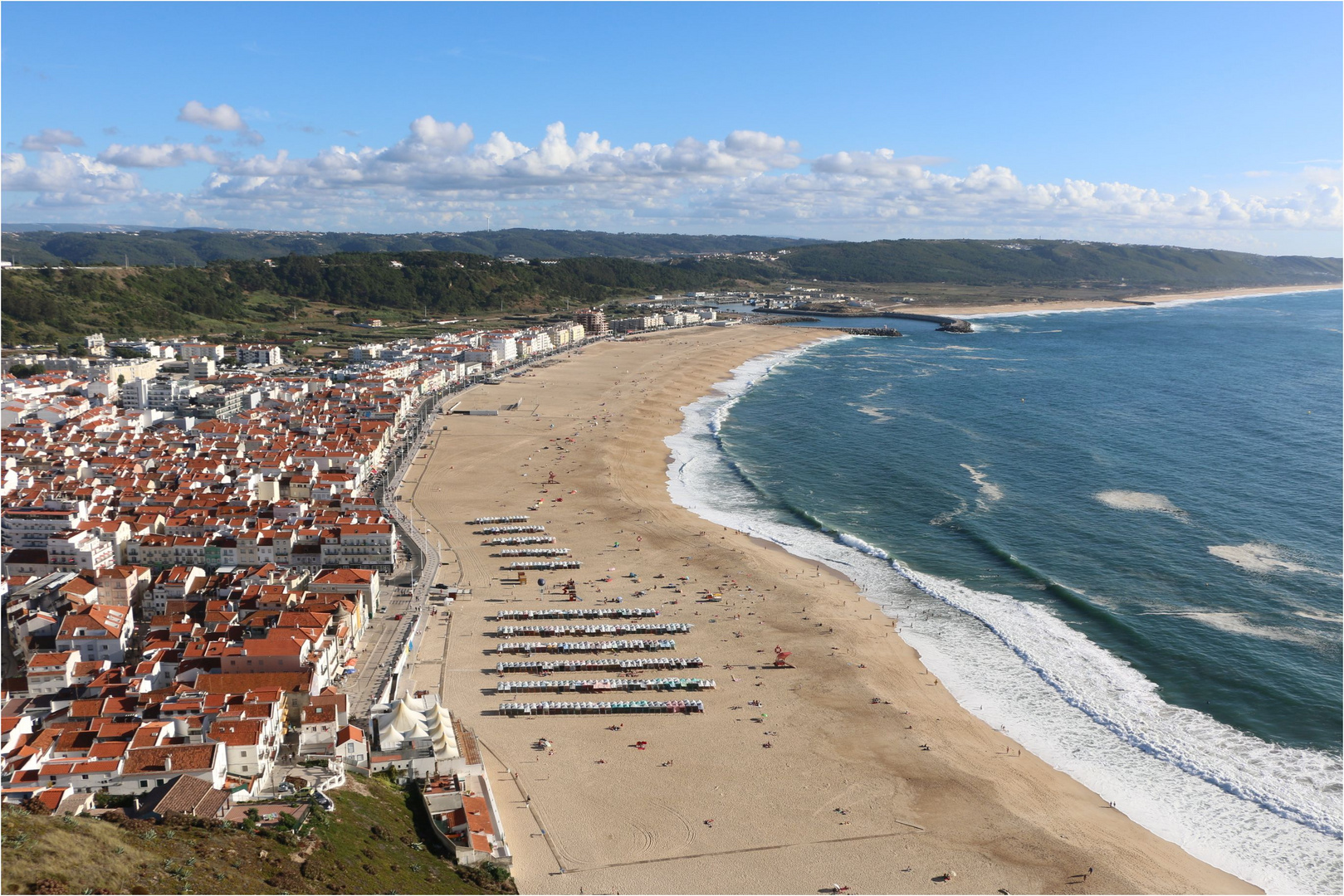 Blick auf den langen Sandstrand von Nazaré ..........