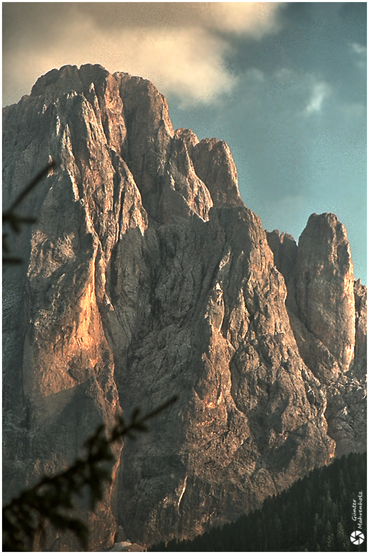 Blick auf den Langkofel (Detail) am Abend