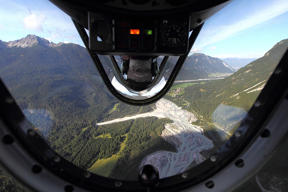 Blick auf den LECH ....YAK 52 - über Stanzach