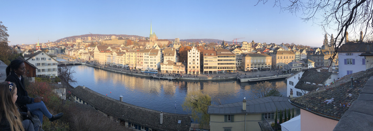 Blick auf den Limmatquai in Zürich