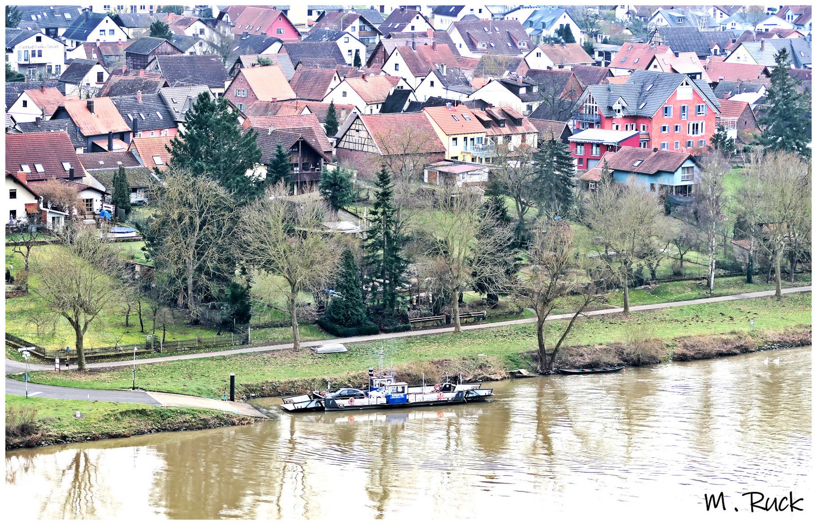 Blick auf den Main mit seiner Fähre ,