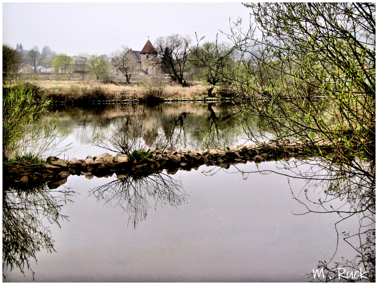 Blick auf den Main und das Wehrkirchlein in Eichel 