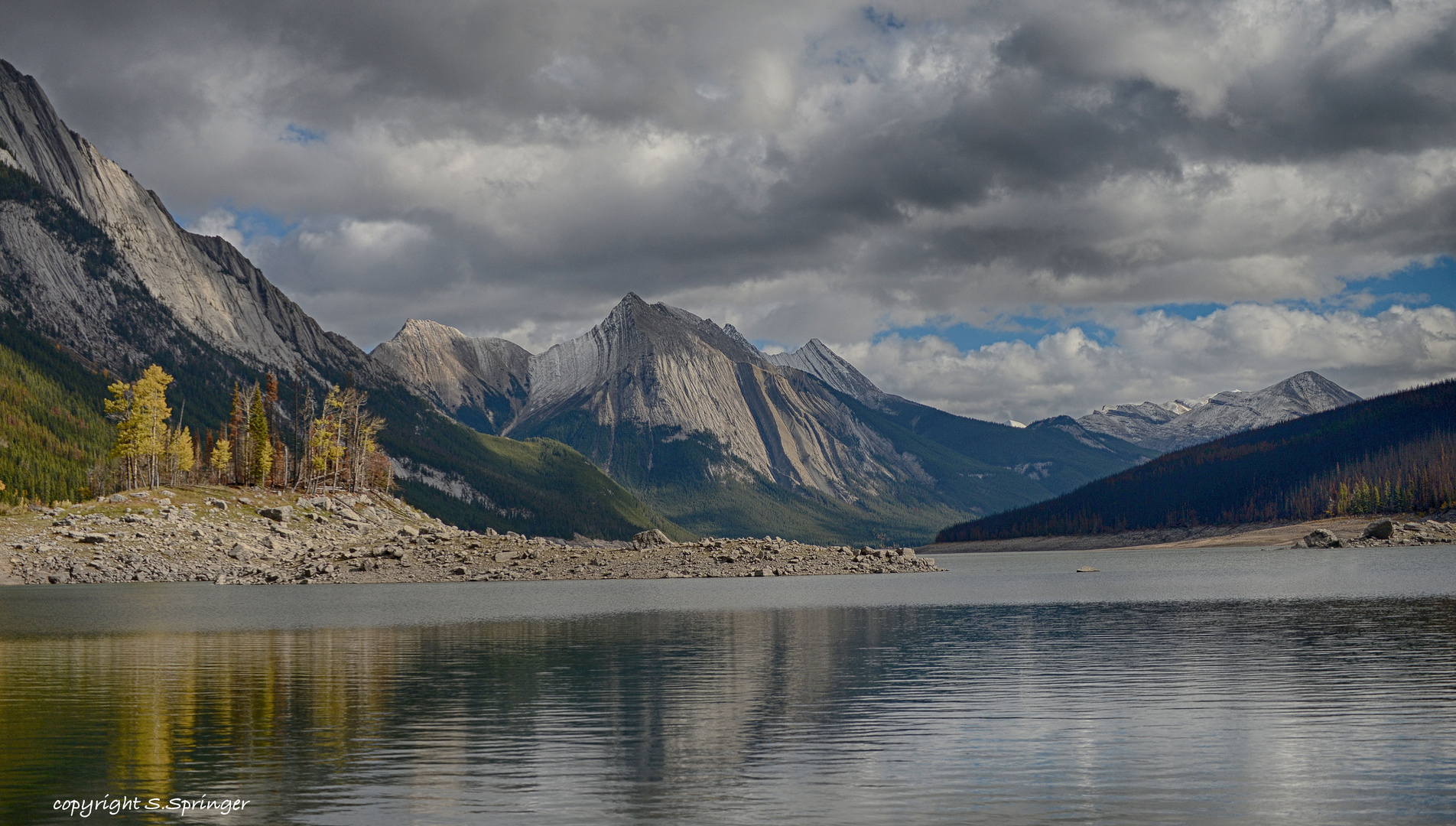 Blick auf den Medicine Lake im Jasper N.P.