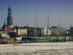 Blick auf den Michel und die Rickmer Rickmers