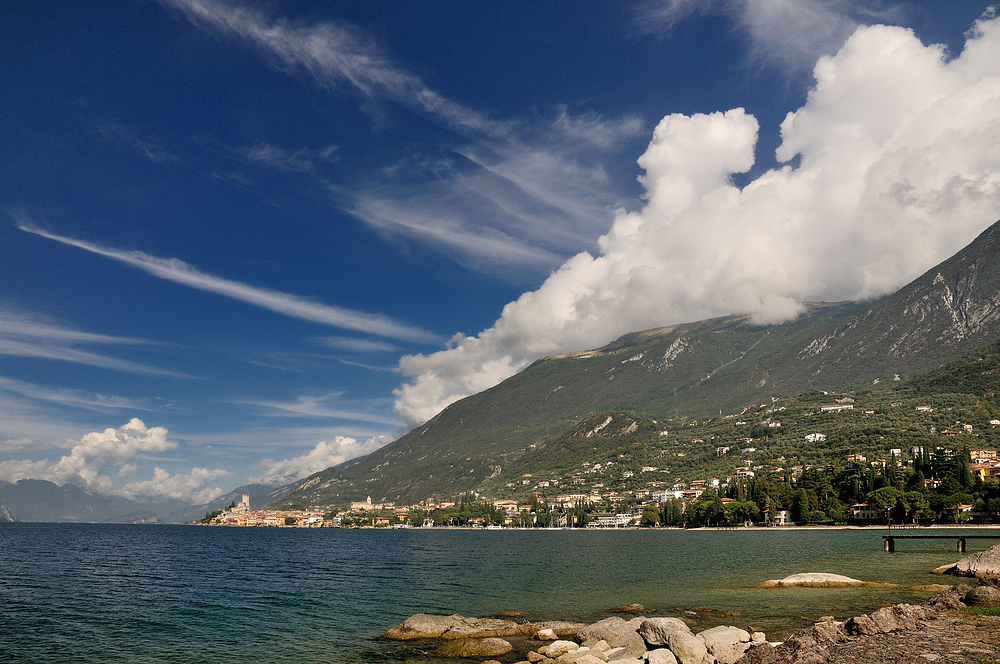 Blick auf den Monte Baldo, leider in Wolken ( wollten ihn besteigen) und Malcesine.