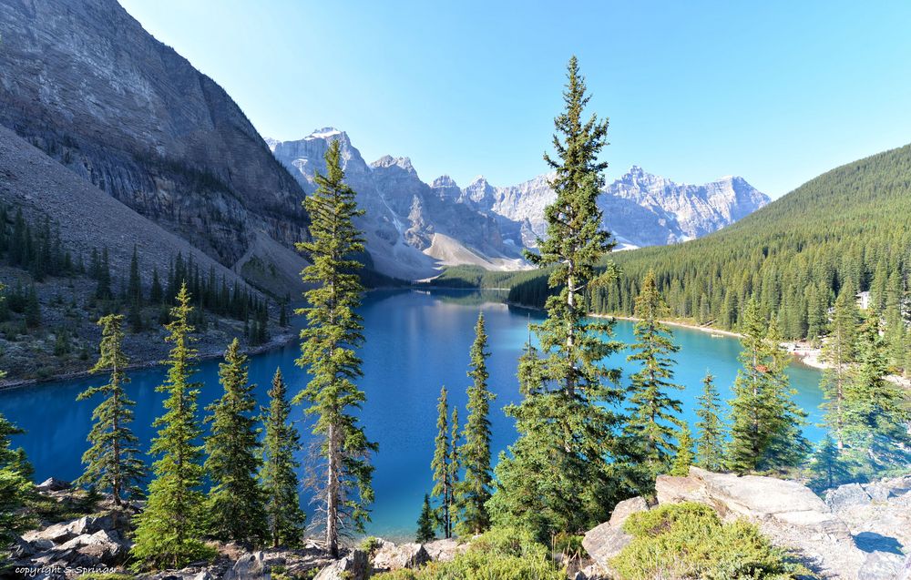 Blick auf den Moraine Lake und im Hintergrund die 10 peaks