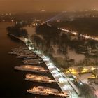 Blick auf den nächtlichen Treptower Hafen